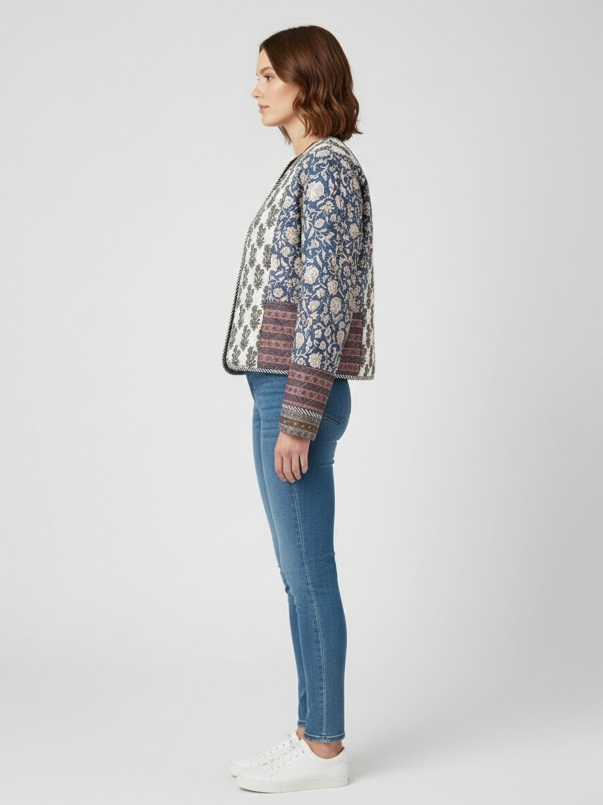 Veste kimono matelassée imprimée femme Hasu - vue de profil portée par un modèle féminin