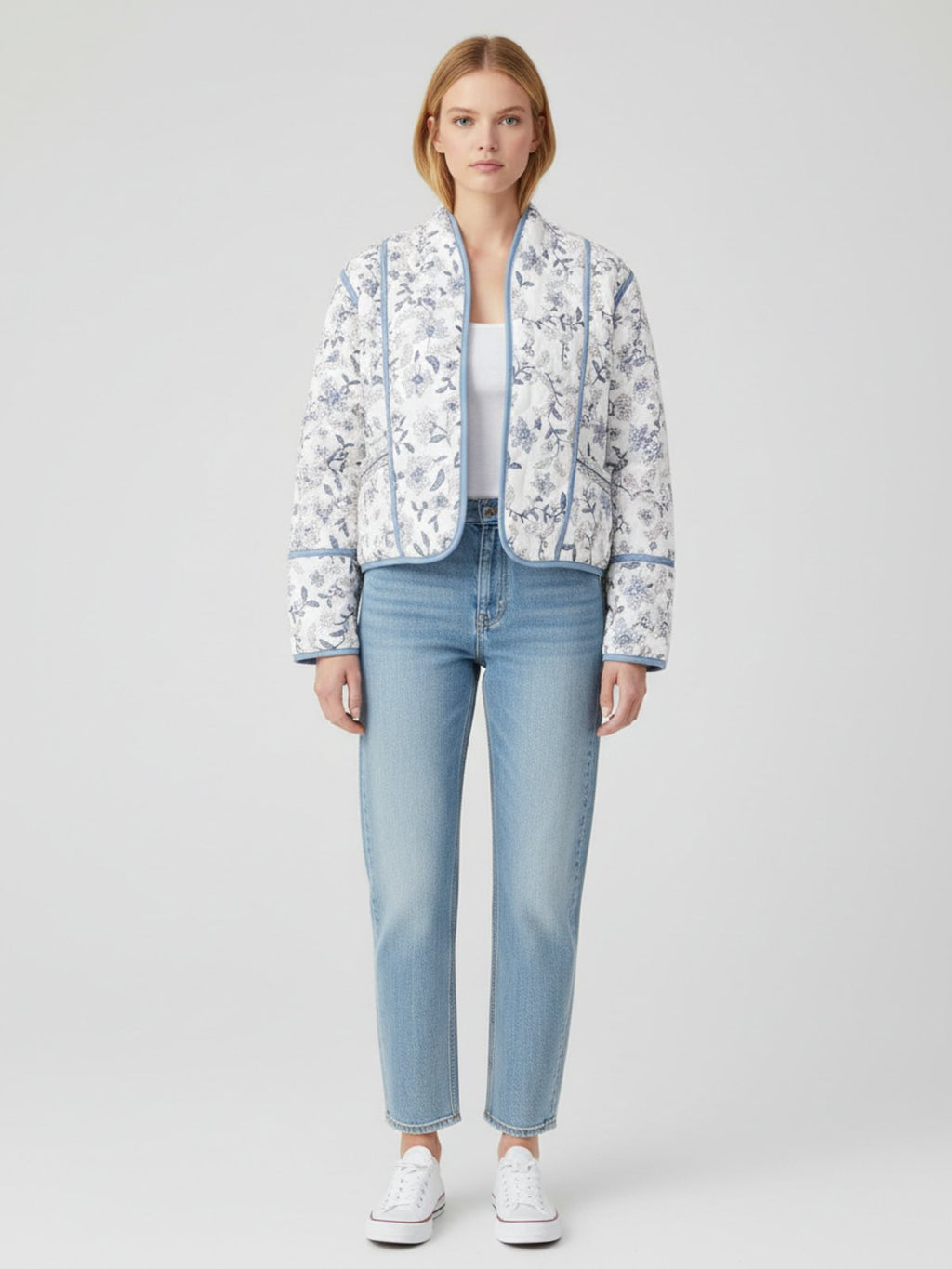 Veste kimono réversible femme Nana portée de face, côté blanc à motif floral