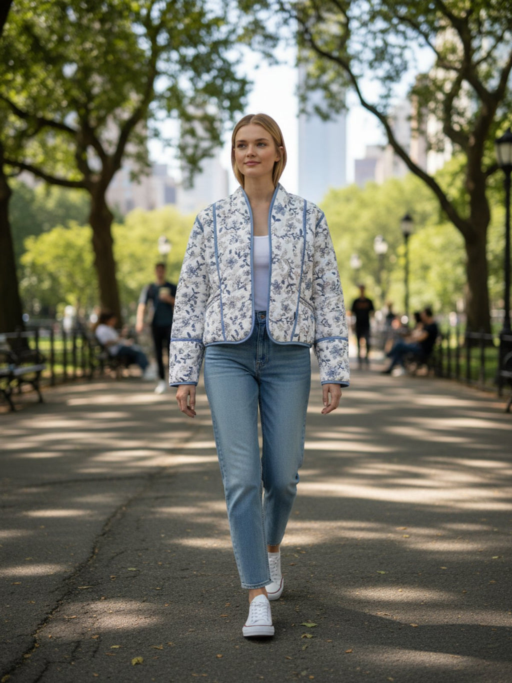 Veste kimono réversible Nana portée ouverte sur une tenue décontractée