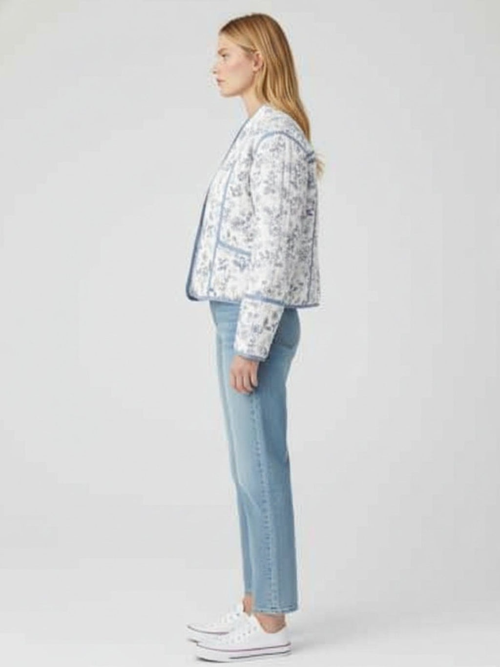 Profil de la veste kimono Nana côté blanc, manches longues et tombé souple