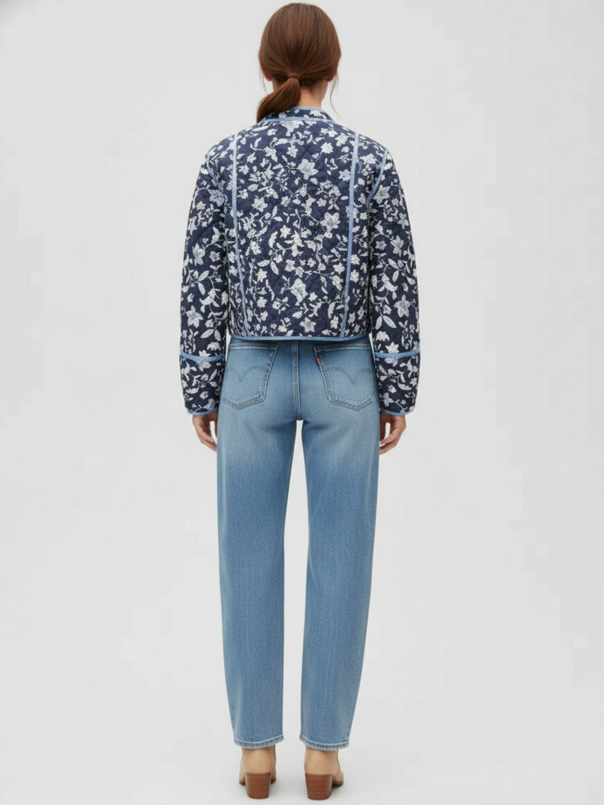 Dos de la veste kimono réversible Nana côté bleu marine à fleurs