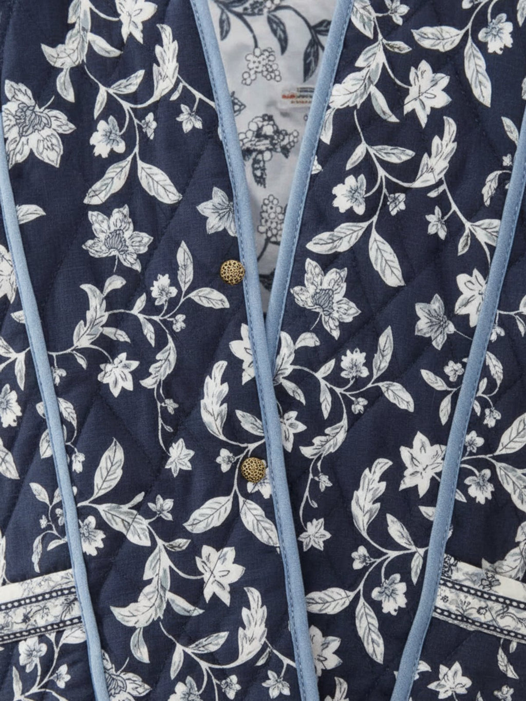 Gros plan sur le tissu et le motif fleuri de la face bleu marine