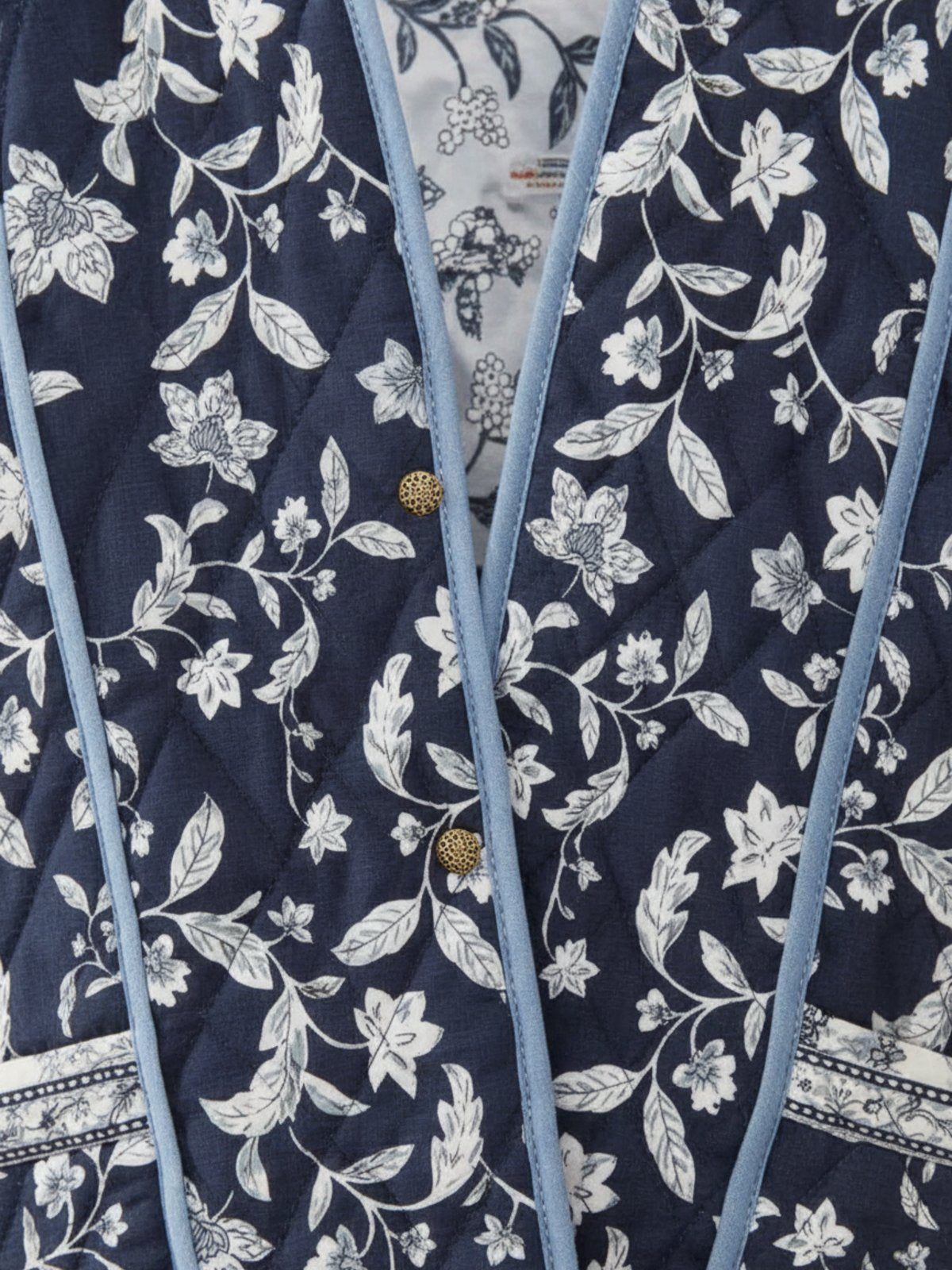 Gros plan sur le tissu et le motif fleuri de la face bleu marine