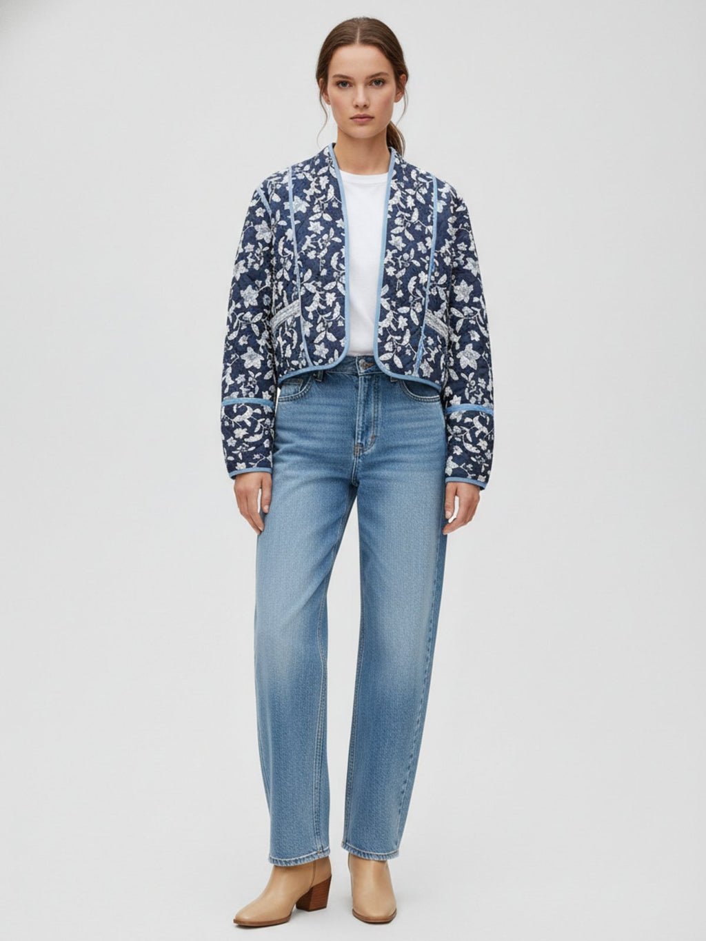 La même veste kimono Nana retournée sur sa face bleu marine fleurie, vue de face
