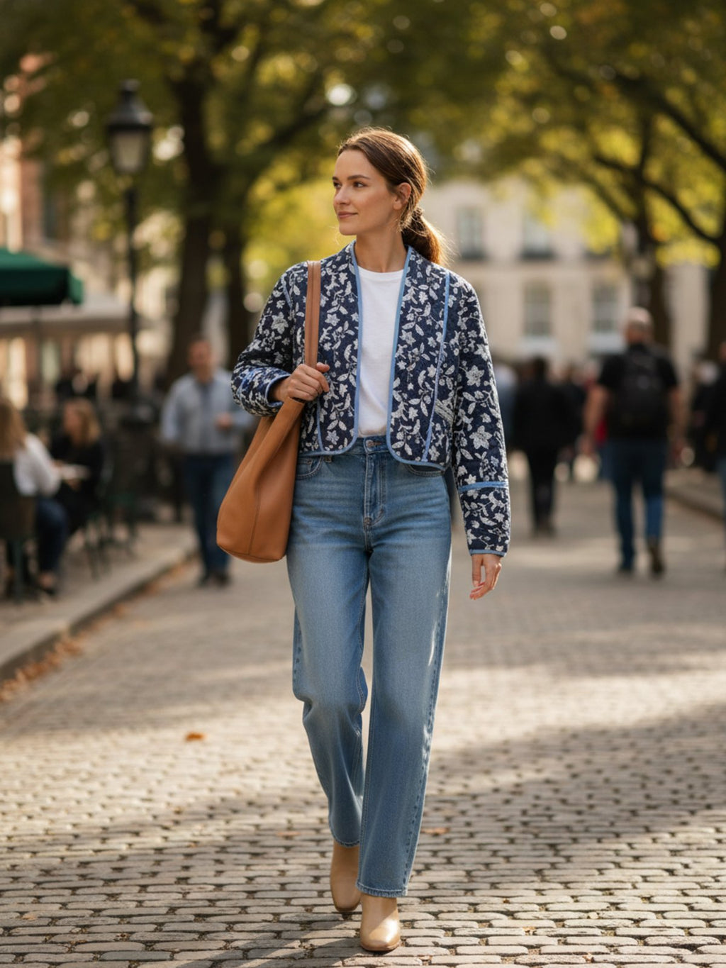 Veste kimono Nana portée côté bleu marine dans une tenue d'automne