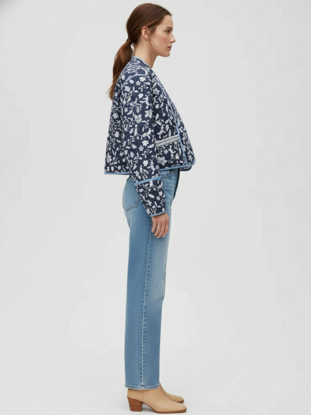 Profil de la veste kimono Nana sur sa face bleu marine