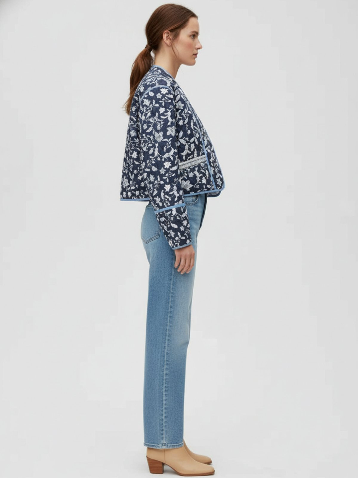 Profil de la veste kimono Nana sur sa face bleu marine