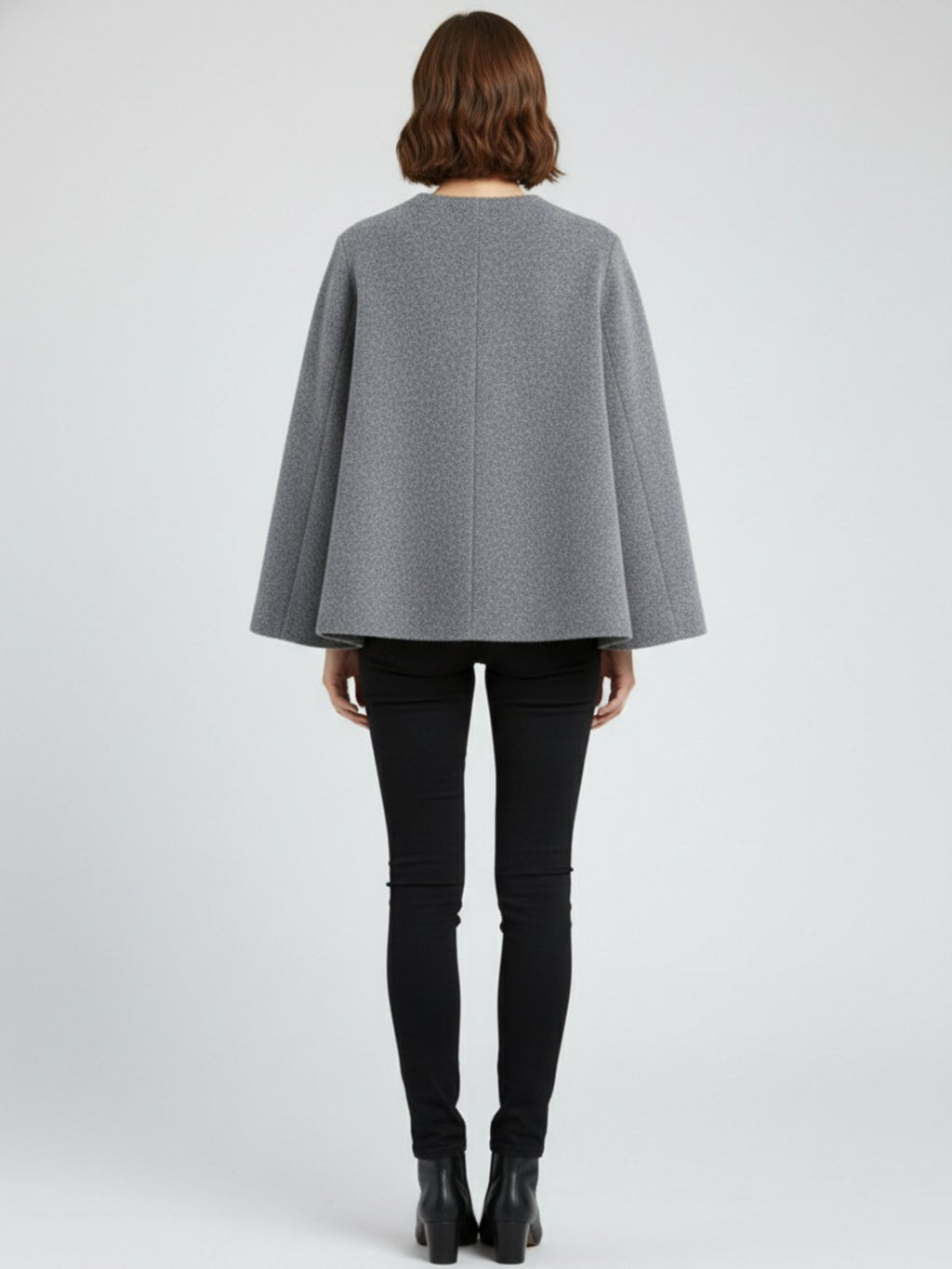 Cape courte femme Tonocha grise - vue de dos portée par un modèle féminin