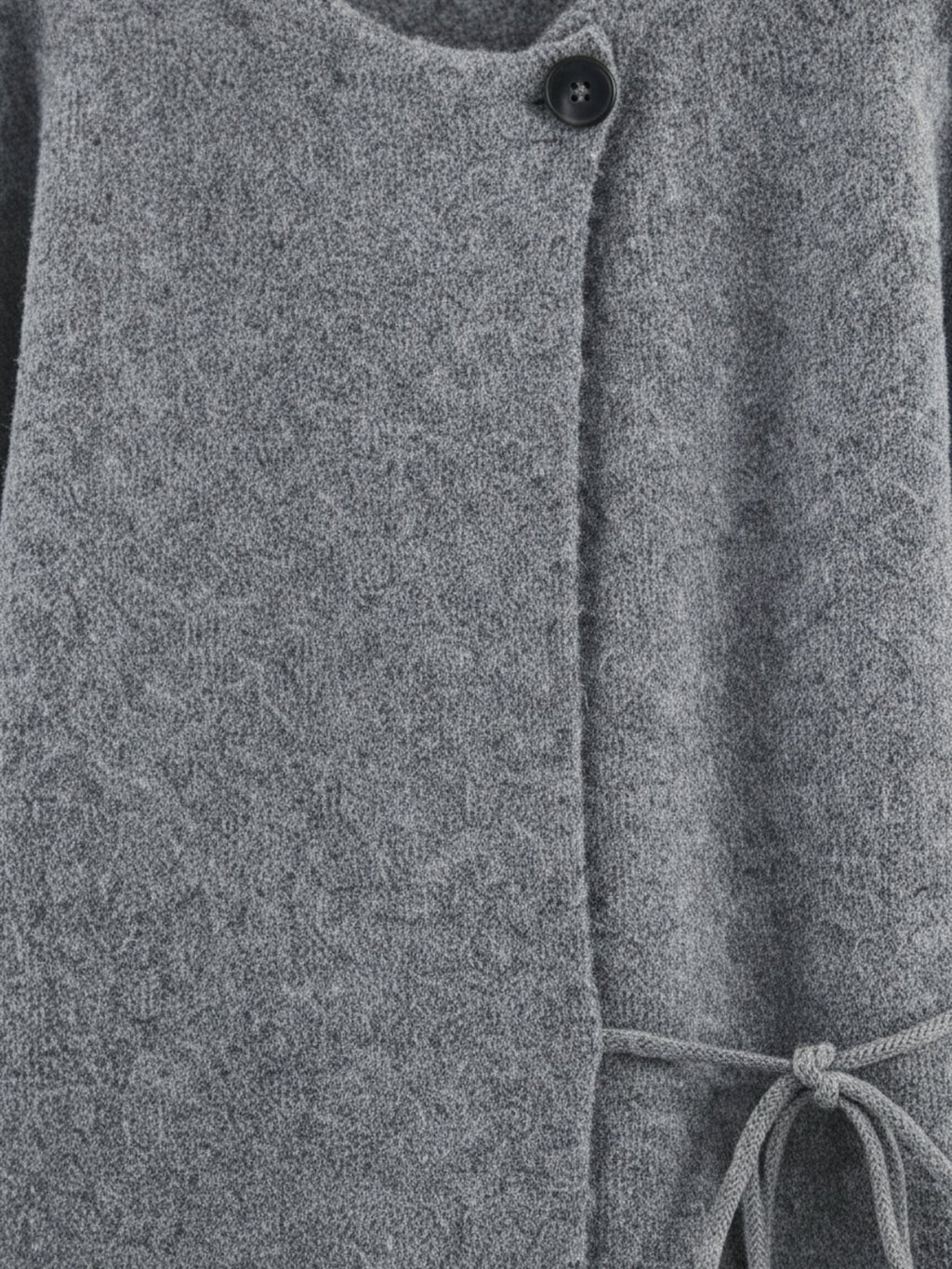 Cape courte femme Tonocha grise - détail du bouton et du lien à nouer