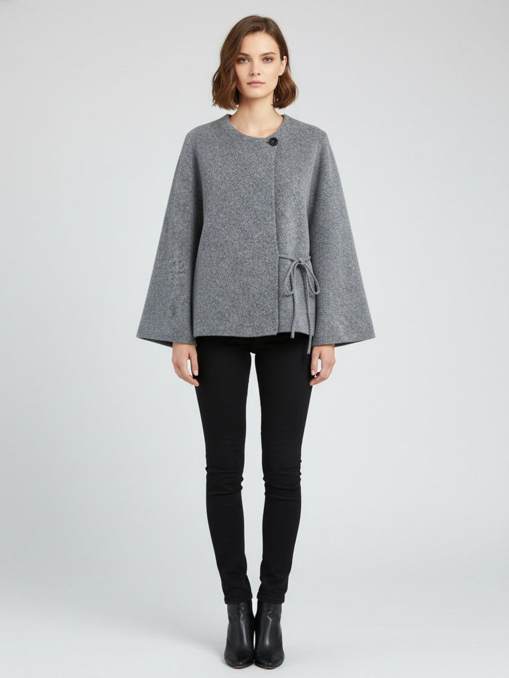 Cape courte femme Tonocha grise - vue de face portée par un modèle féminin