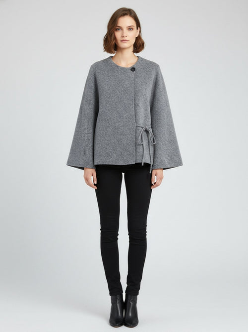 Cape courte femme Tonocha grise - vue de face portée par un modèle féminin