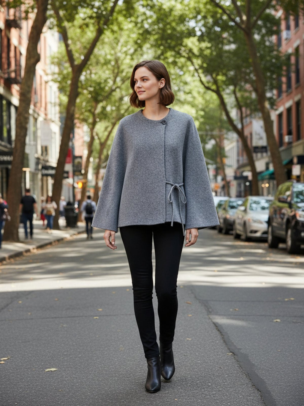 Cape courte femme Tonocha grise - portée en extérieur par un modèle féminin
