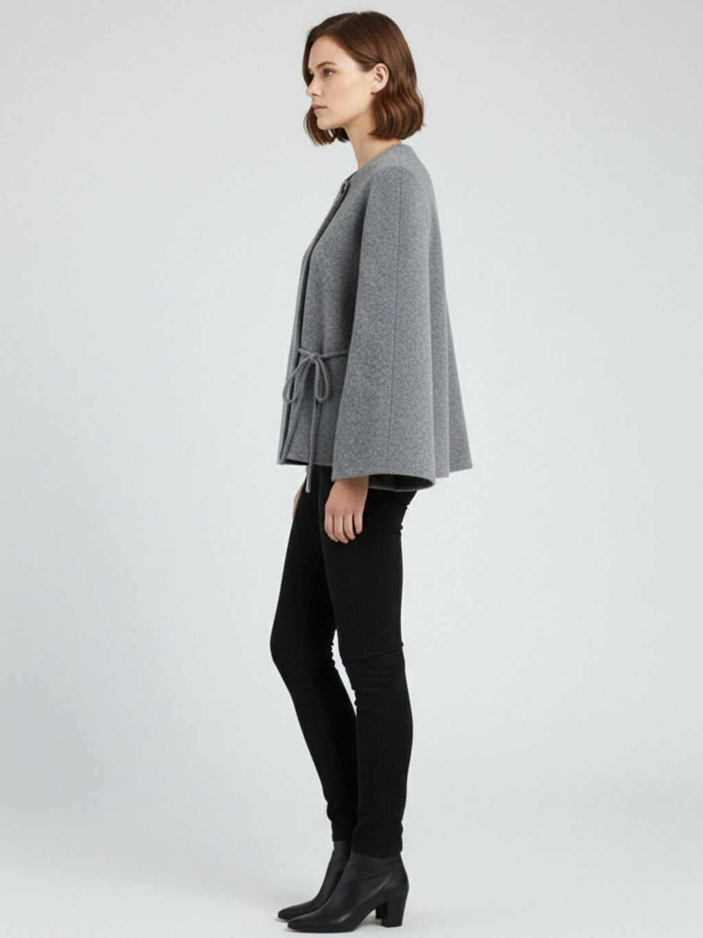 Cape courte femme Tonocha grise - vue de profil portée par un modèle féminin