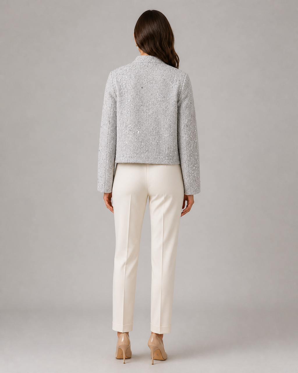 Veste courte à sequins femme Kinari blanc - vue de dos portée par un modèle féminin