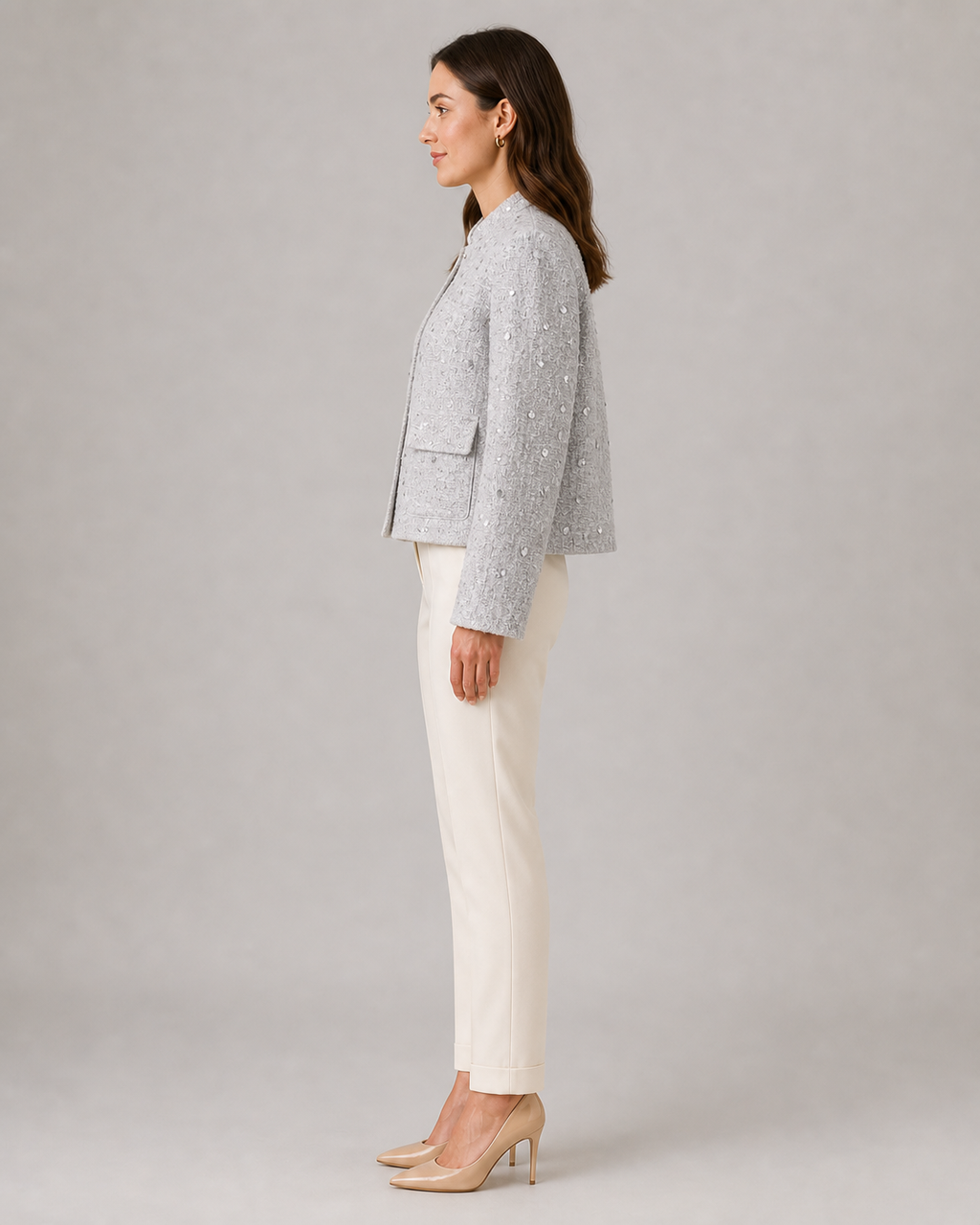 Veste courte à sequins femme Kinari blanc - vue de profil portée par un modèle féminin