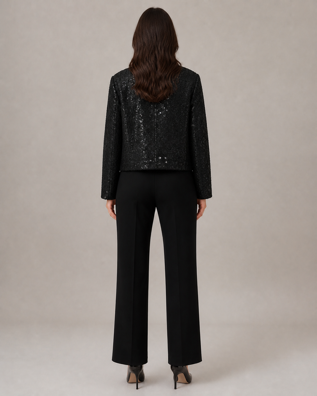 Veste courte à sequins femme Kinari noir - vue de dos portée par un modèle féminin