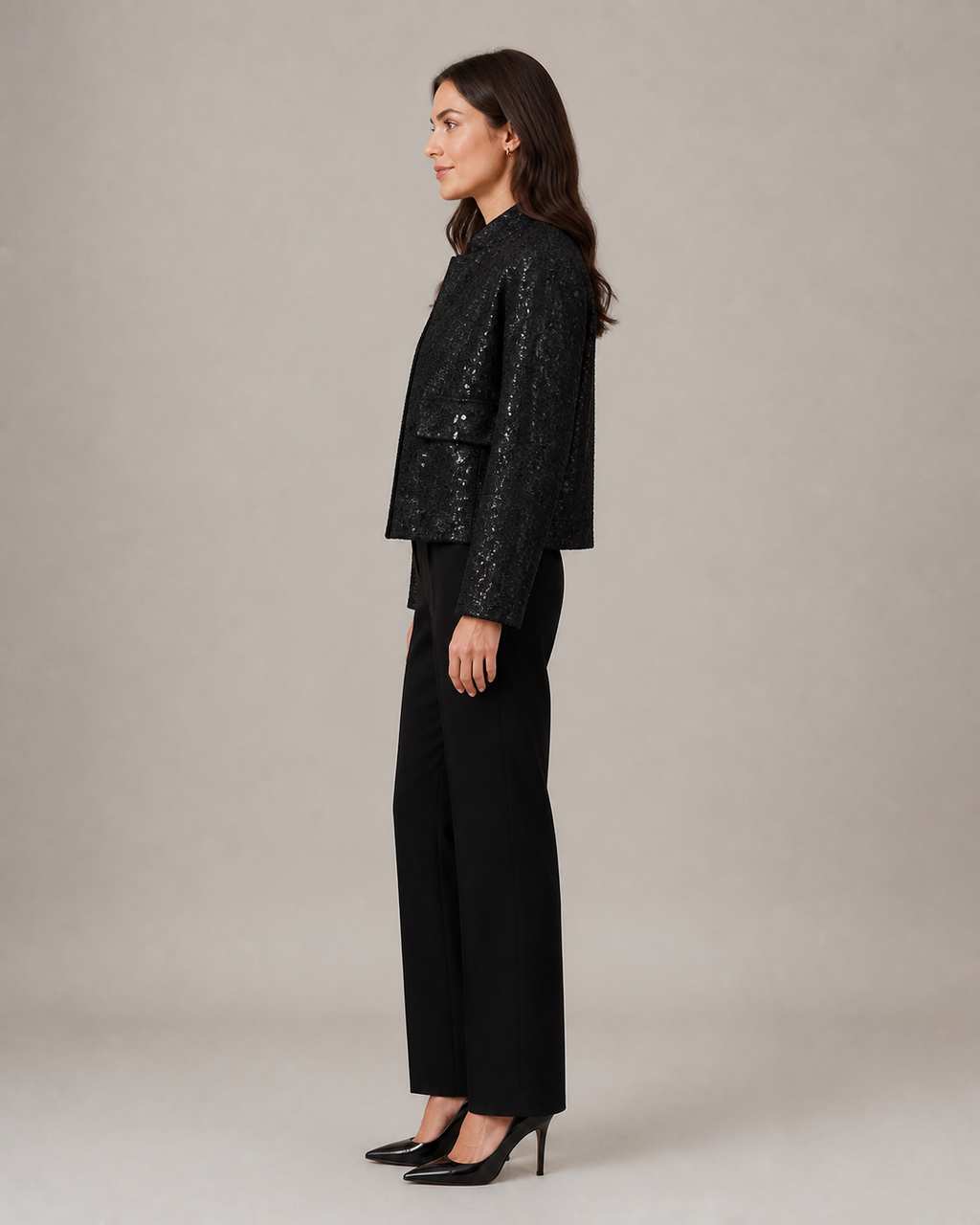 Veste courte à sequins femme Kinari noir - vue de profil portée par un modèle féminin