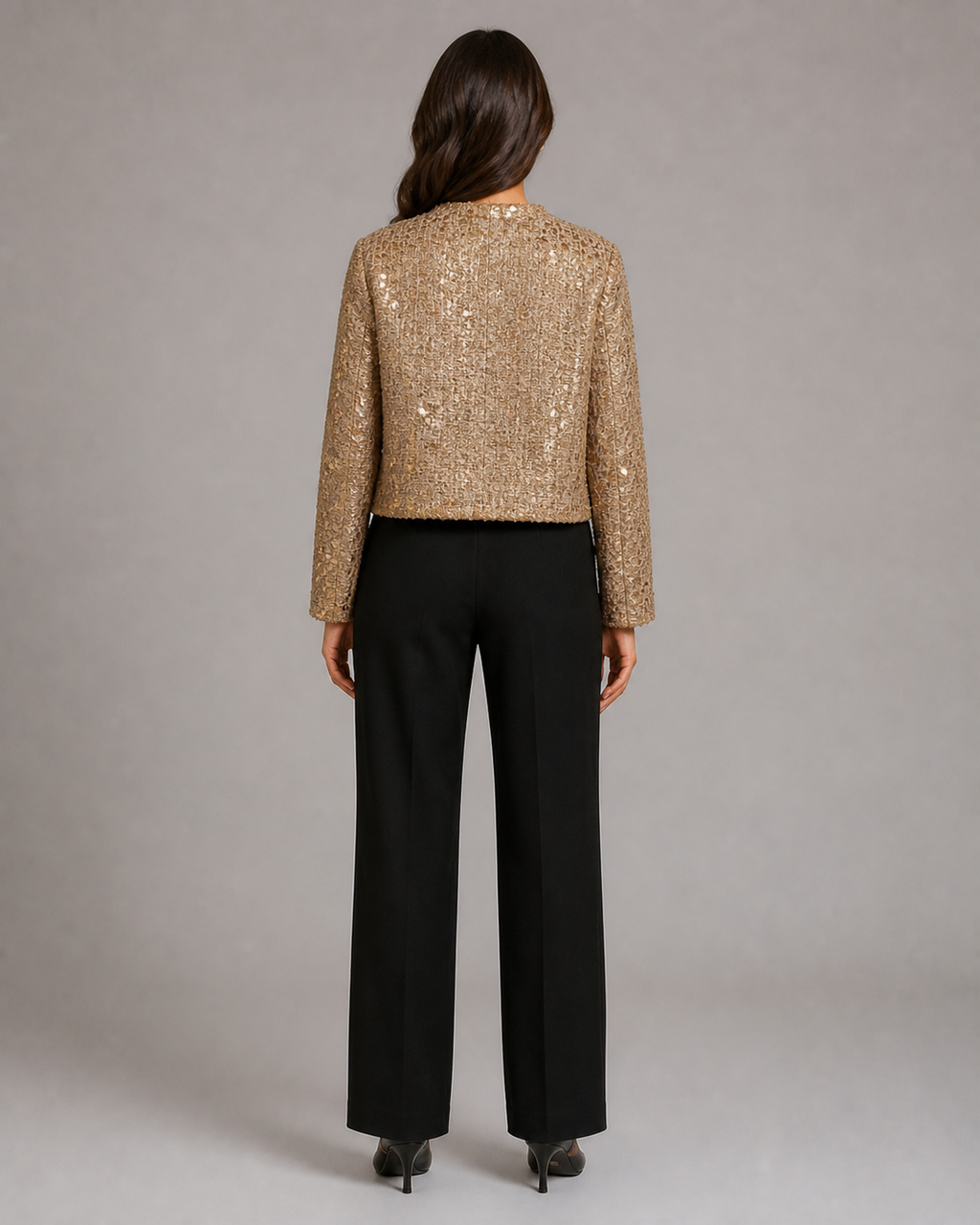 Veste courte à sequins femme Kinari or - vue de dos portée par un modèle féminin