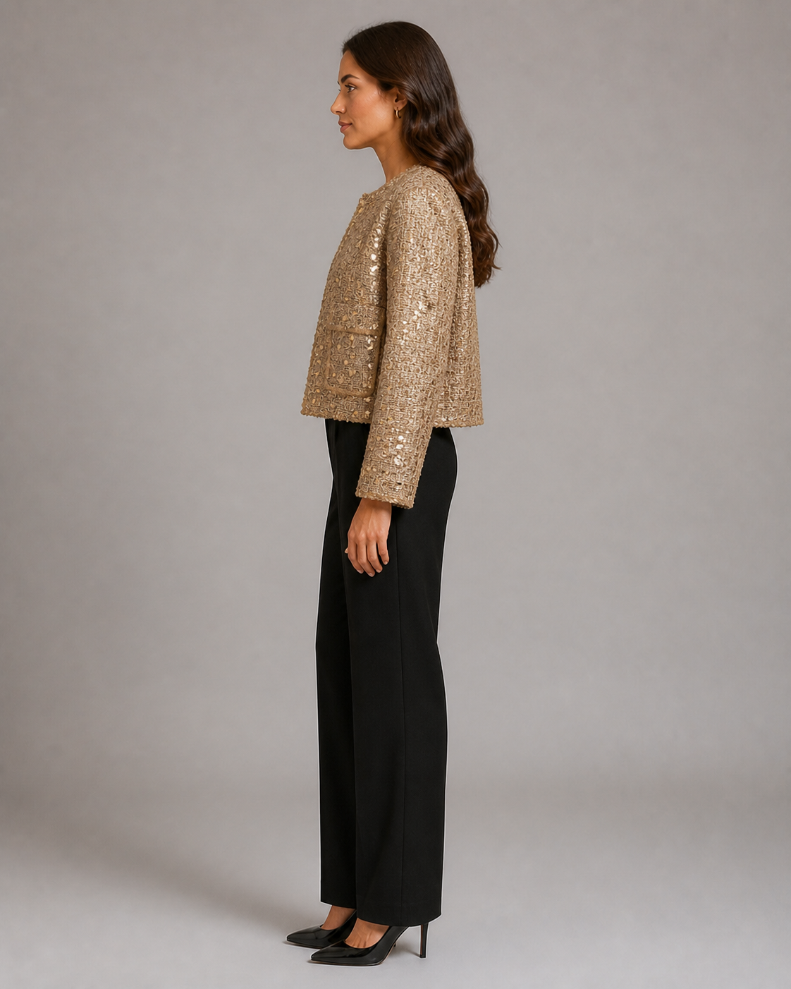 Veste courte à sequins femme Kinari or - vue de profil portée par un modèle féminin