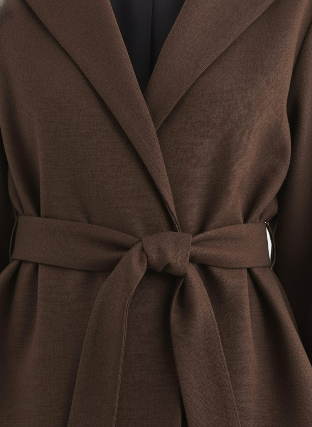 Détail du col et de la ceinture de la veste kimono marron